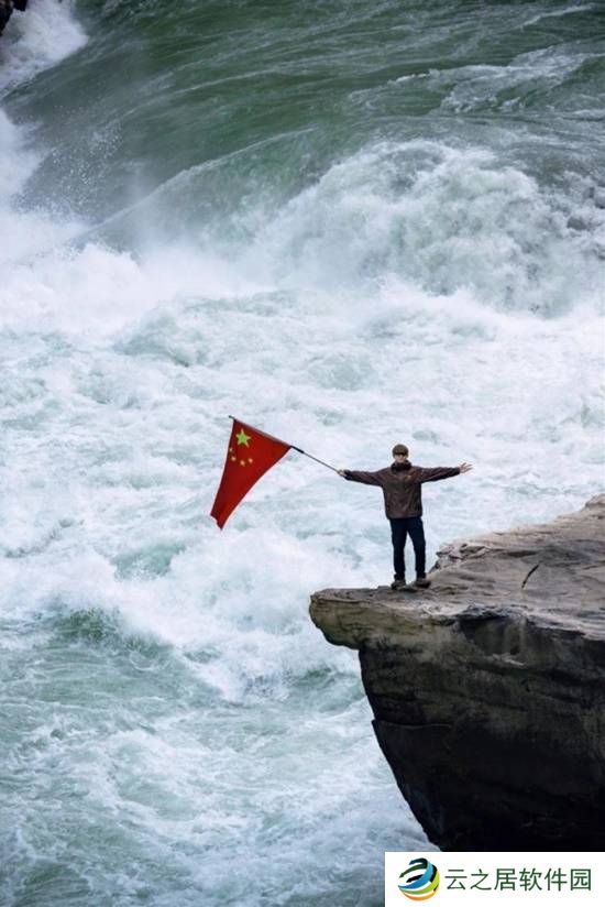 景区回应李现在虎跳峡举国旗 同款线路需徒步二十多公里