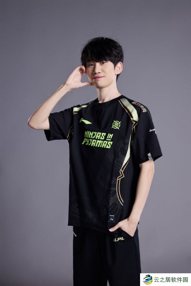 Doinb身着深圳NIP俱乐部队服定妆照：一手指头，一手Cos钢铁侠